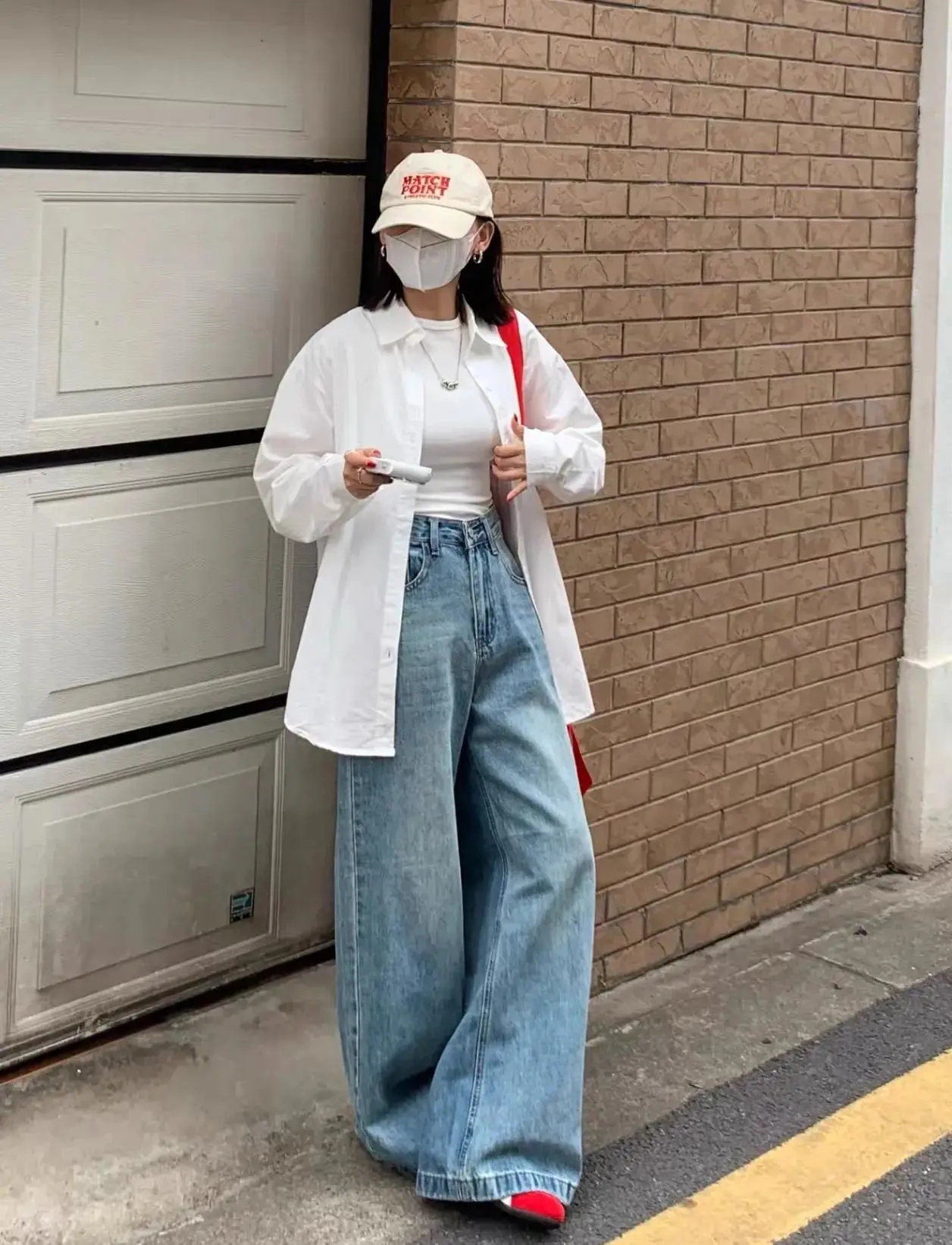 Thử đủ outfit mùa lạnh, tôi tìm ra 4 kiểu áo đẹp mặc cùng quần jeans, sang như quý cô nước Pháp - 3