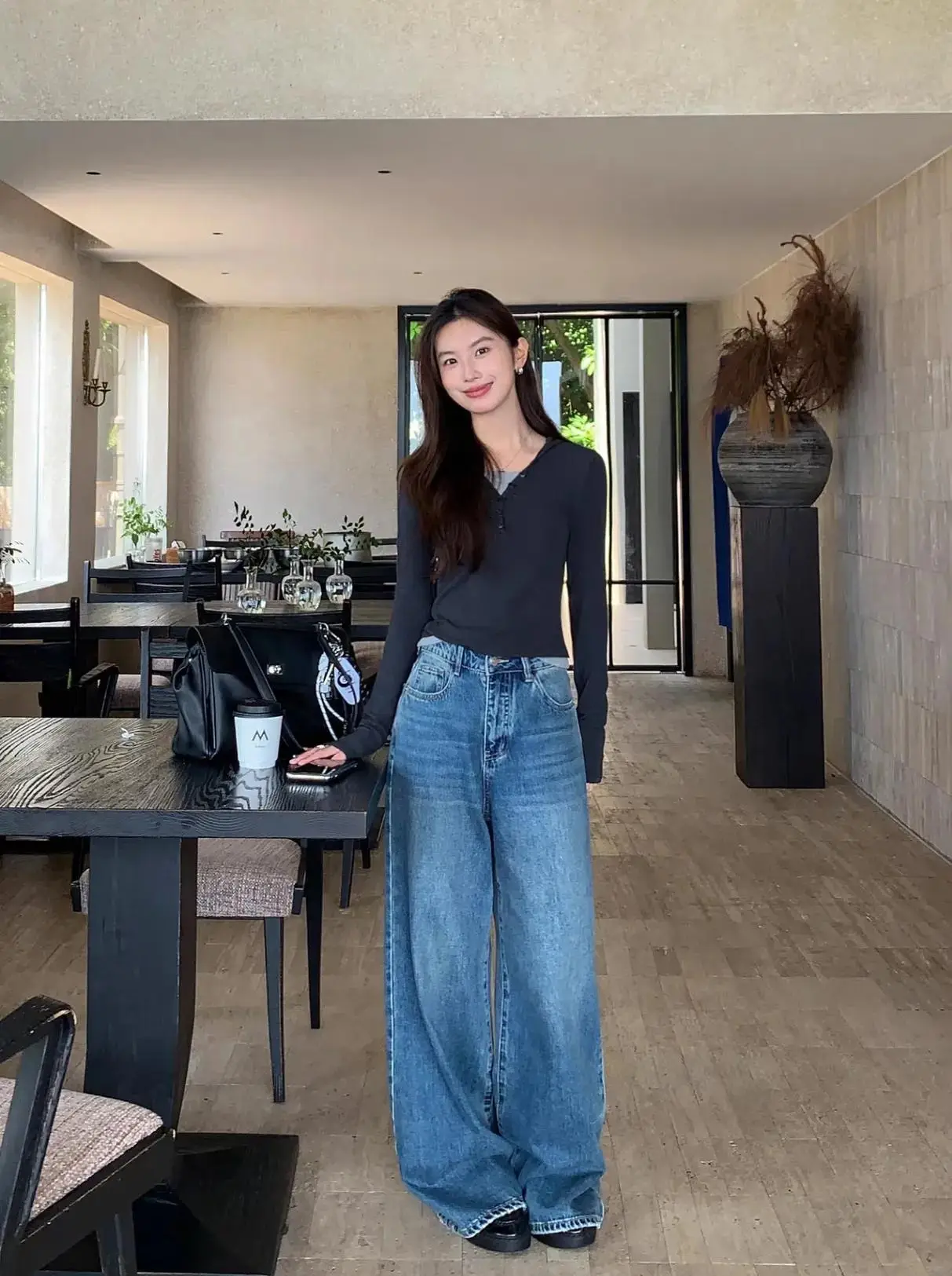 Thử đủ outfit mùa lạnh, tôi tìm ra 4 kiểu áo đẹp mặc cùng quần jeans, sang như quý cô nước Pháp - 1