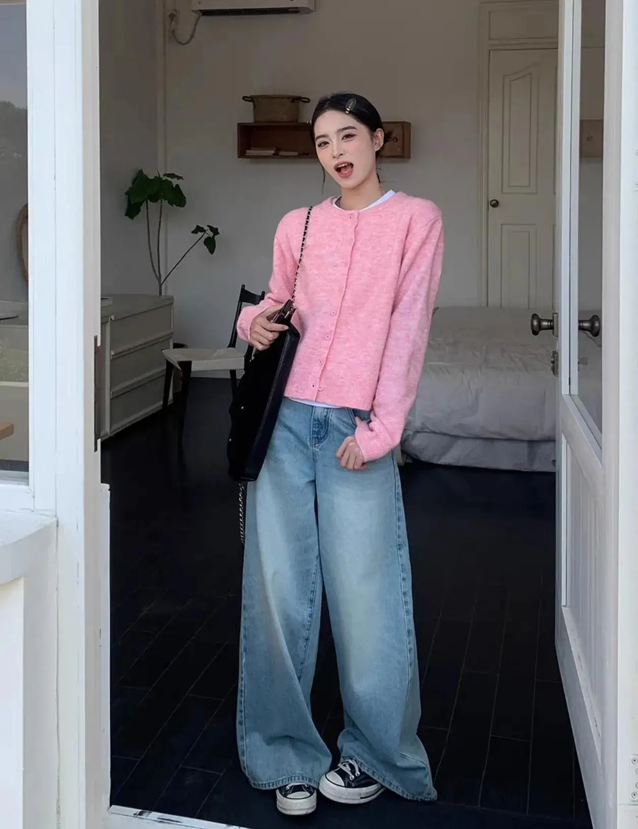 Thử đủ outfit mùa lạnh, tôi tìm ra 4 kiểu áo đẹp mặc cùng quần jeans, sang như quý cô nước Pháp - 2