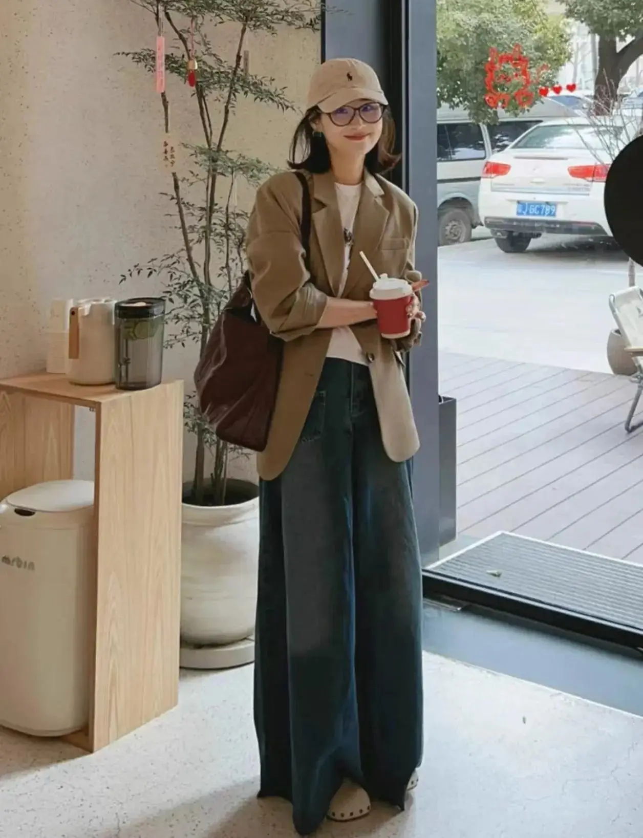 Thử đủ outfit mùa lạnh, tôi tìm ra 4 kiểu áo đẹp mặc cùng quần jeans, sang như quý cô nước Pháp - 7