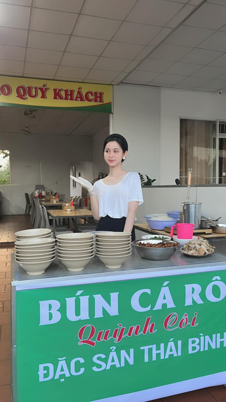 &#34;Tiên nữ Đăknia&#34; một thời mặc yếm táo bạo gây tranh cãi, nay về quê bán bún mặc đồ bộ giá rẻ khó nhận ra - 6