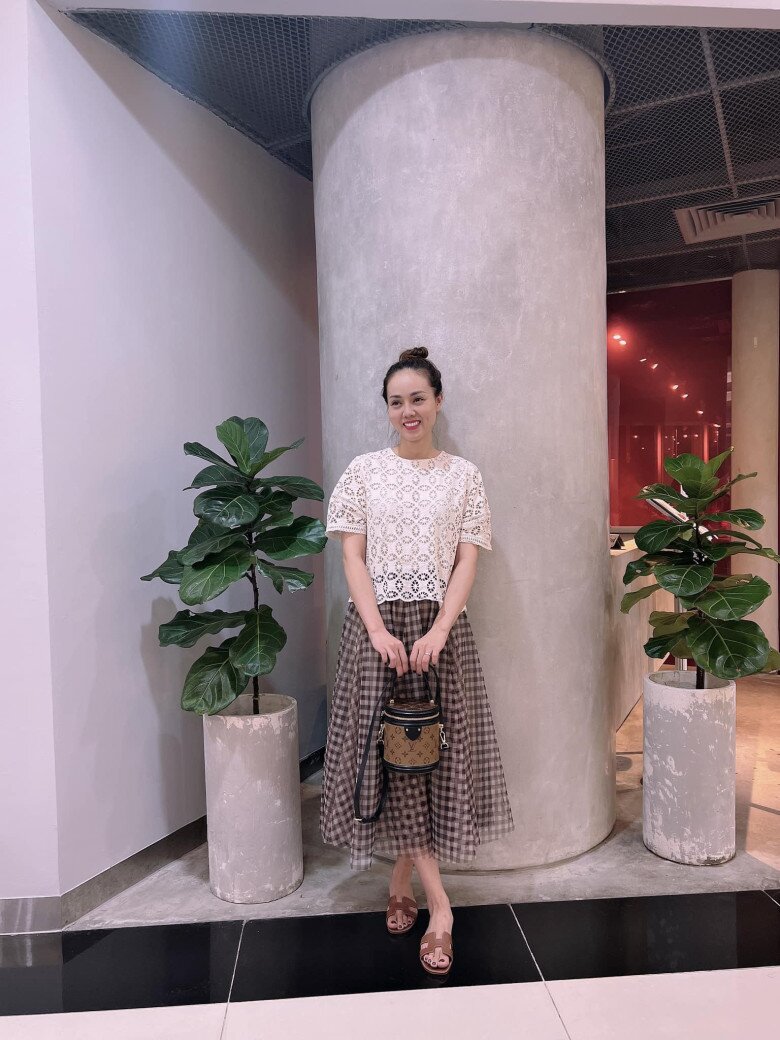 Từng &#34;than&#34; bán hết đồ hiệu, bà xã Công Lý vẫn sở hữu loạt đồ phong cách &#34;giàu ngầm&#34; trị giá cả trăm triệu - 12