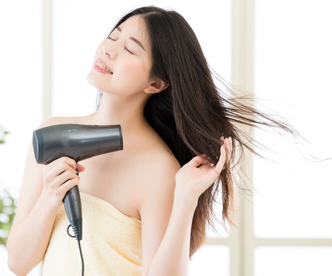 Vì sao gội đầu xong, thợ làm tóc luôn làm theo công thức sấy nóng và sấy lạnh? - 2