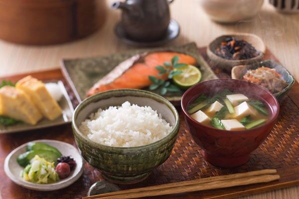 Vì sao phụ nữ Nhật phải dùng 2 lần sữa rửa mặt? 5 thói quen hàng ngày giúp họ có làn da đẹp đến gìa - 4