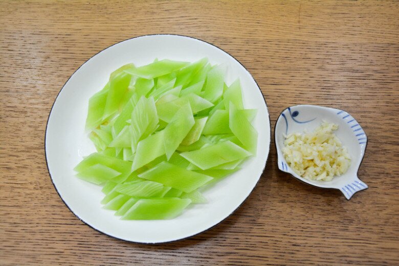 Cây này tưởng chỉ ăn lá, ai ngờ thân cũng cực ngon, đem xào trứng được món giàu canxi, tốt cho sức khỏe - 3