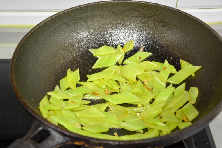 Cây này tưởng chỉ ăn lá, ai ngờ thân cũng cực ngon, đem xào trứng được món giàu canxi, tốt cho sức khỏe - 5