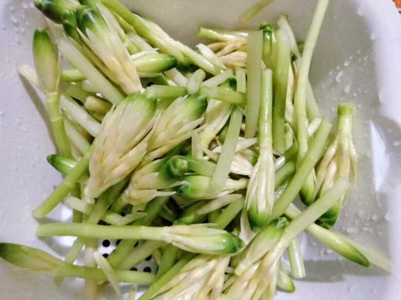 Cây này tưởng chỉ lấy củ nhưng phần hoa cũng cực bổ dưỡng, mấy năm gần đây thành đặc sản, xào thịt bò cực ngon - 3