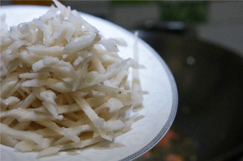 Củ này siêu giàu vitamin C và kali, có thể giúp ngăn ngừa bệnh tim, đem xào với lá nhìn như hành cực trôi cơm - 4