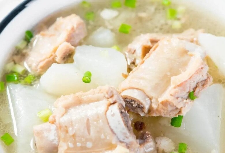 Hầm sườn người thì chần nước, người thì hầm trực tiếp, đầu bếp nói: &#34;Cả hai đều sai, đây mới là cách đúng&#34; - 1