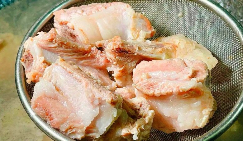 Hầm sườn người thì chần nước, người thì hầm trực tiếp, đầu bếp nói: &#34;Cả hai đều sai, đây mới là cách đúng&#34; - 3