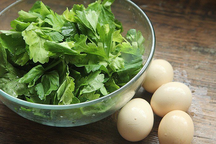 Không chỉ xào thịt bò, lá này xào cùng trứng tuyệt ngon, đã thế lại còn cực bổ dưỡng - 1