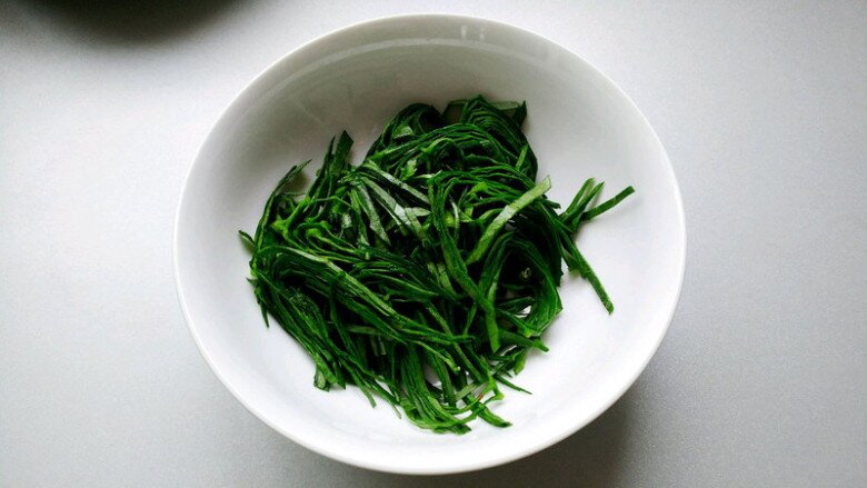Lá này canxi gấp 2 lần sữa được ví là &#34;thứ rau vua&#34;, có sẵn ở Việt Nam, 10.000đ/mớ xào nấu hay làm bánh đều ngon - 2