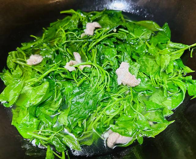 Lá này là “ngân hàng canxi”, bổ mắt dưỡng gan nhưng ít người biết ăn thật lãng phí - 3