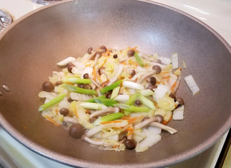 Là rau nhưng vitamin C cực cao, còn lớn hơn cả táo, đem xào với nấm được món chay ngon thanh mát, bổ dưỡng - 6
