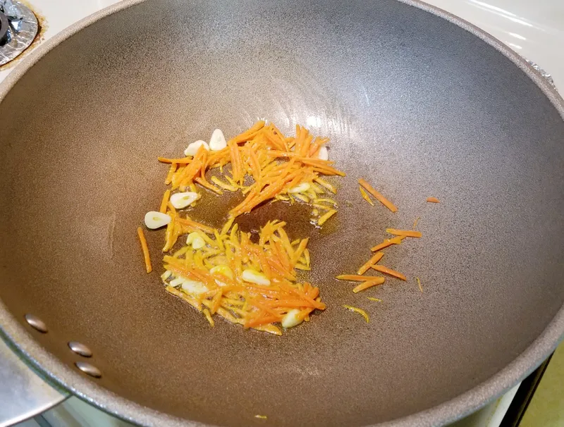 Là rau nhưng vitamin C cực cao, còn lớn hơn cả táo, đem xào với nấm được món chay ngon thanh mát, bổ dưỡng - 3