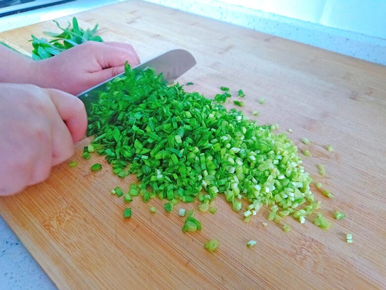 Loại lá mệnh danh là &#34;rau của thận&#34;, lại còn tốt cho gan, đem xào với trứng được món ngon bổ - 1