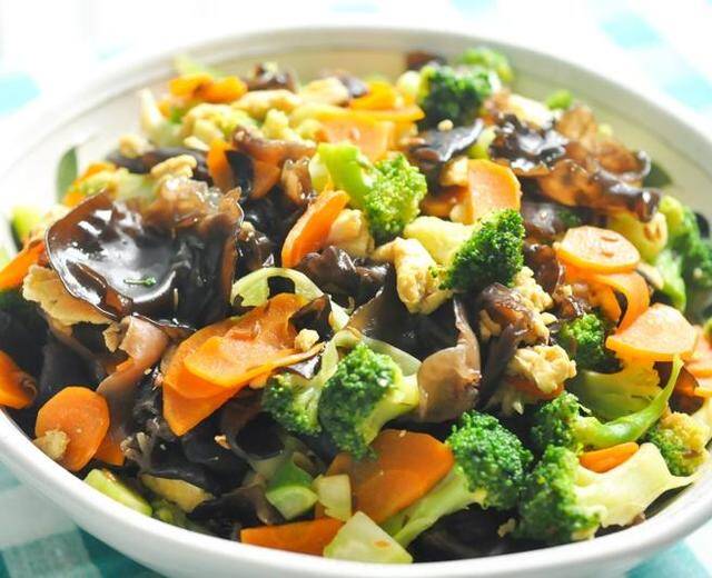 Loại rau được mệnh danh là &#34;vua thải độc gan&#34; lại còn tốt cho huyết áp, rất giàu vitamin K, nấu kiểu nào cũng ngon - 3