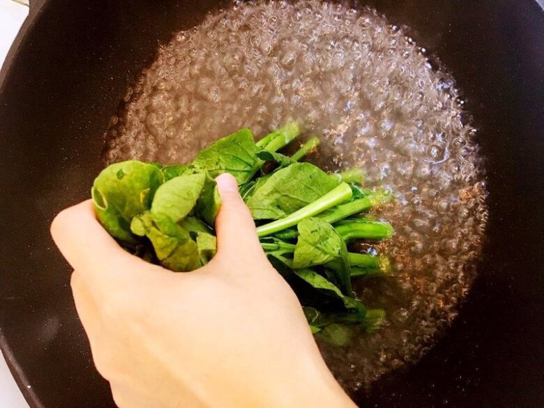Loại rau rẻ tiền nhưng rất ngon, có lượng canxi gấp 5 lần cá, đem luộc rồi sốt tỏi cực giòn ngọt - 6