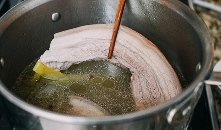 Luộc thịt lợn, 3 thứ gia vị này không nên cho vào, nhiều người làm sai bảo sao thịt mất ngon - 2