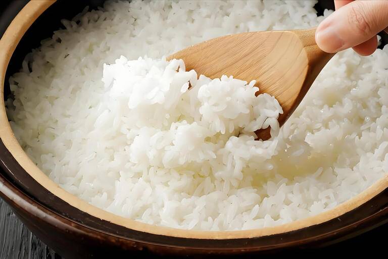 Nấu cơm chỉ cho nước chẳng khác nào &#34;nghiệp dư&#34;, thêm 2 thứ này vào nước, cơm vừa thơm vừa mềm, tơi xốp - 1