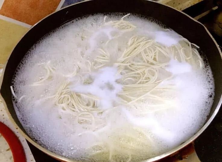 Nấu mì, đợi nước sôi mới cho vào là sai, chỉ cần nhớ làm 3 điều này đảm bảo mì dai ngon không dính - 2