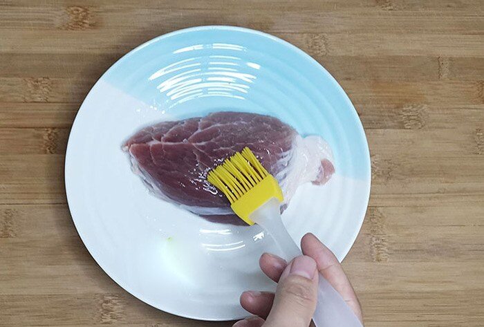 Thịt mua về đừng cho ngay vào tủ lạnh, bôi thêm thứ này lên thịt để được lâu, tươi như mới - 4