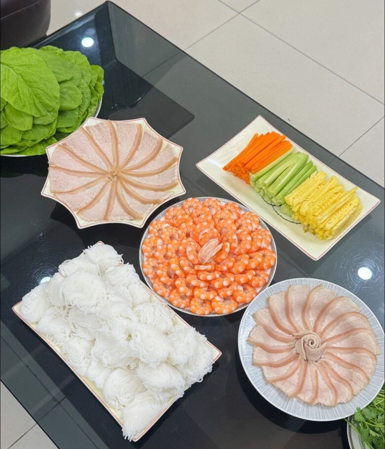 Trời oi nóng mẹ đảm làm gỏi cuốn tôm thịt, mách cách luộc tôm đỏ au, thái thịt đều tăm tắp 10 miếng như 1 ai cũng khen - 1