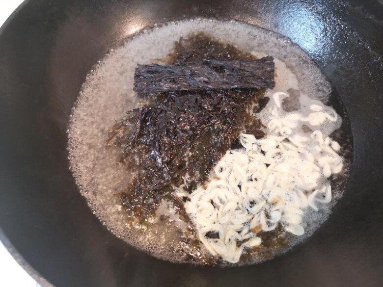 Trứng nấu canh với rau này canxi tăng nhiều lần, cực tốt cho xương, vừa ngon lại dễ nấu, khoảng 3 phút là xong - 2