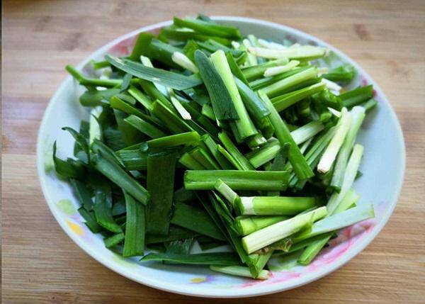 Trứng xào với lá này chưa đầy mấy phút là xong, vừa ngon lại siêu bổ, ngon hơn cho hành lá - 2