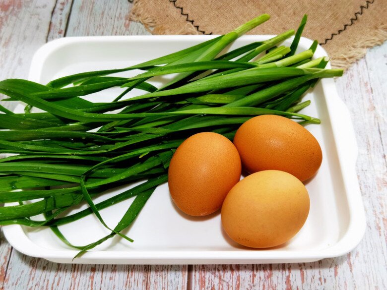 Trứng xào với lá này chưa đầy mấy phút là xong, vừa ngon lại siêu bổ, ngon hơn cho hành lá - 1