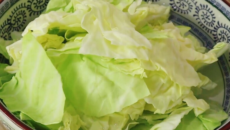 Xào bắp cải đừng cho luôn vào chảo, làm thêm điều này 20 giây, rau giòn ngon, không ra nhiều nước hay mềm nhũn - 2