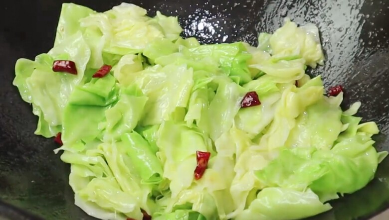 Xào bắp cải đừng cho luôn vào chảo, làm thêm điều này 20 giây, rau giòn ngon, không ra nhiều nước hay mềm nhũn - 3