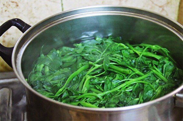 Xào rau muống đừng cho ngay vào chảo, thêm 2 bước này rau muống xanh mướt, giòn sần sật - 2