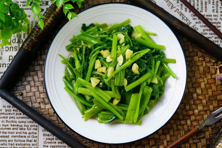 Xào rau muống đừng cho ngay vào chảo, thêm 2 bước này rau muống xanh mướt, giòn sần sật - 3