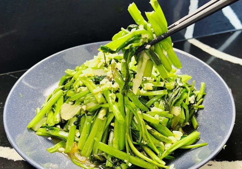 Xào rau muống đừng cho ngay vào chảo, thêm 2 bước này rau xanh mướt chẳng thâm đen lại giòn ngon như ngoài hàng - 3