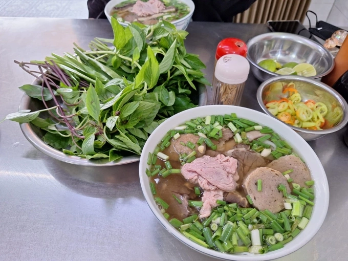 5 quán phở hàng chục năm tuổi ở Sài Gòn, hội cú đêm mê mẩn, hương vị gia truyền hút khách nườm nượp   - 3