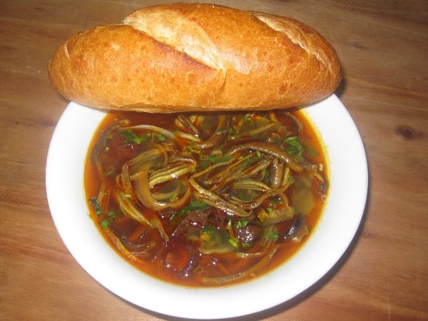 Phiên bản bánh mì chấm cháo lươn đậm đà xứ Nghệ, giá chỉ 25.000 đồng, phải biết cách thưởng thức mới ngon  - 1