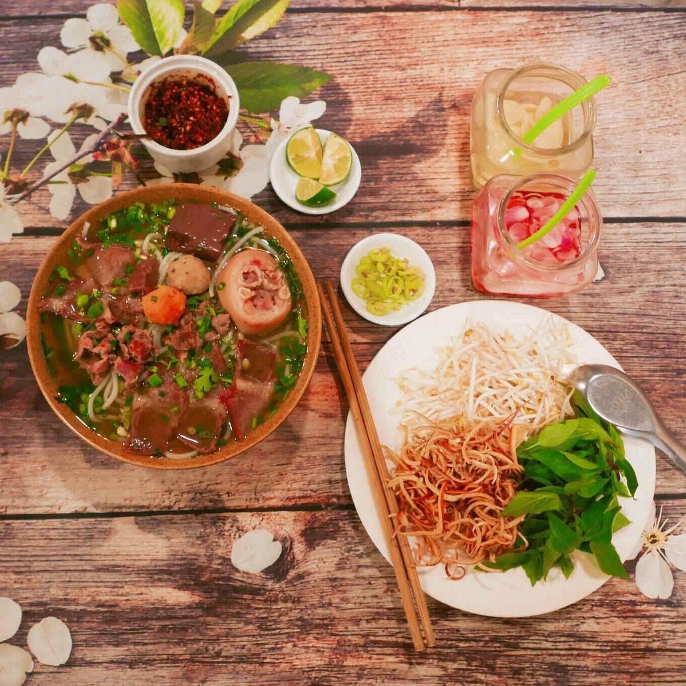 Thưởng thức bún bò Huế chuẩn vị cố đô ngay tại Hà Nội, lưu ngay 5 địa chỉ ngon nhất - 1