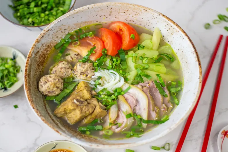 Món bún dân dã có tên gọi lạ, cực đắt khách dịp hè, lưu ngay 5 địa chỉ ngon nhất Hà Nội  - 1
