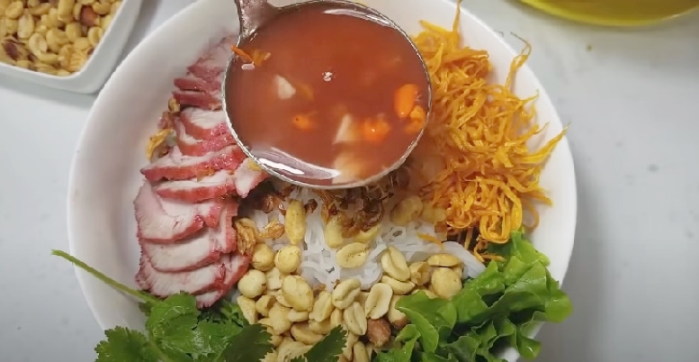 Món phở đặc biệt xứ Lạng, “hồn cốt” nằm ở loại nước xốt thần thánh, cách ăn trộn như gỏi nộm - 4