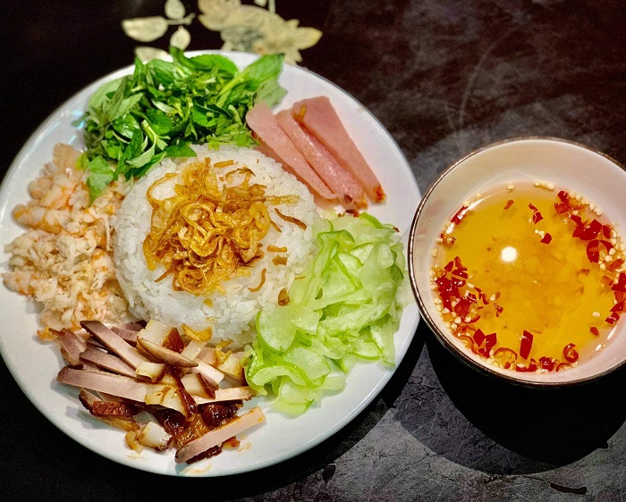 Món cơm trăm tuổi chỉ có ở Huế, sở hữu cái tên đáng sợ, từ chế biến đến cách ăn đều cần sự khéo léo - 1