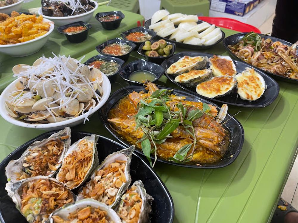 Nhộn nhịp phố ốc hồ Tây, menu toàn đặc sản giá chỉ vài chục nghìn, góc view quán nào cũng xịn sò - 2