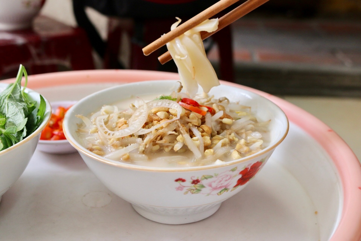Món bánh đúc nộm lạ miệng thích hợp cho ngày hè oi nóng, đến ngay 4 địa chỉ quán ngon ở Hà Nội - 1