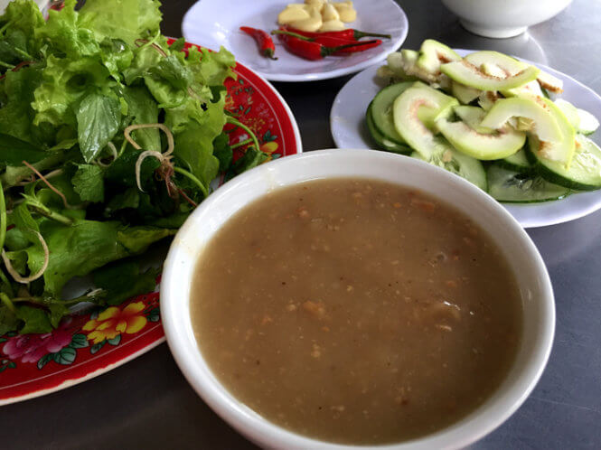 Món bánh đặc sản xứ Huế nghe tên đã thấy “khoái”, phải ăn cùng nước chấm 10 loại gia vị mới chuẩn bài - 3