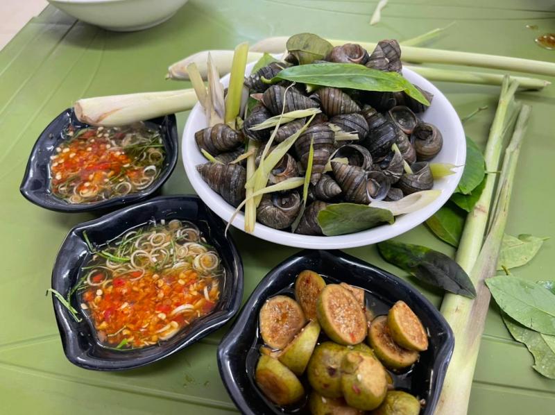 Nhộn nhịp phố ốc hồ Tây, menu toàn đặc sản giá chỉ vài chục nghìn, góc view quán nào cũng xịn sò - 4