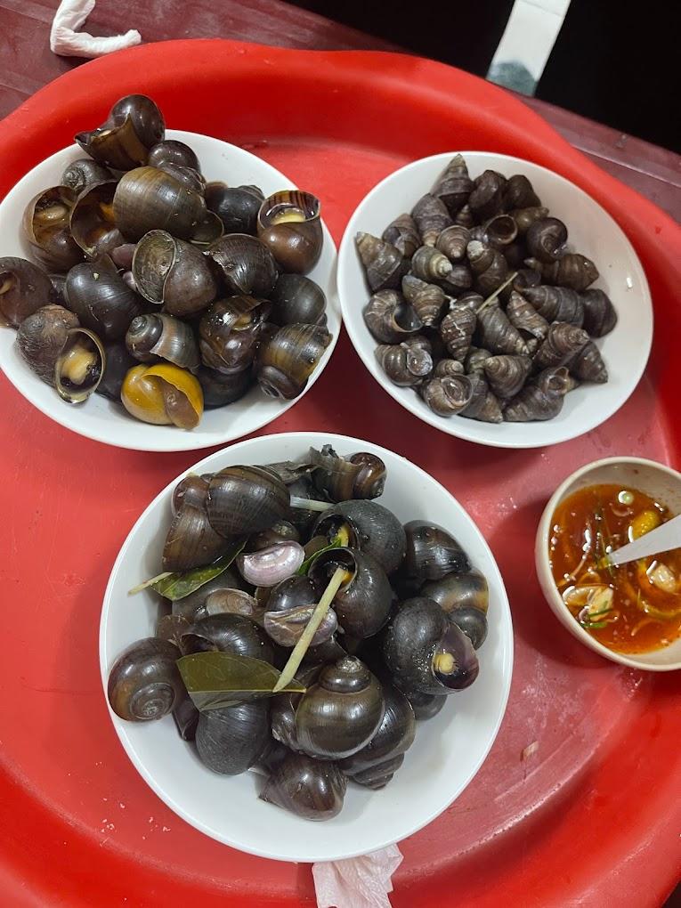 Nhộn nhịp phố ốc hồ Tây, menu toàn đặc sản giá chỉ vài chục nghìn, góc view quán nào cũng xịn sò - 3