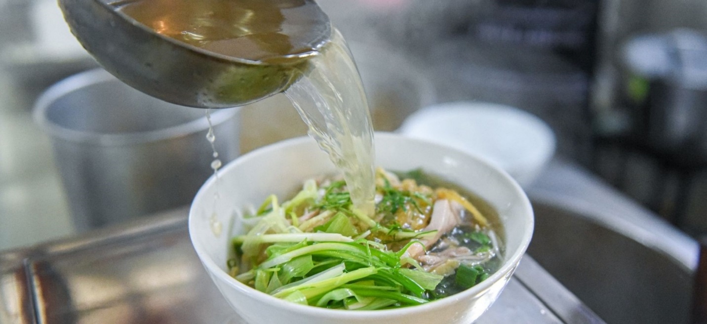 Thưởng thức đặc sản phở đêm Hà Nội ở 5 địa chỉ nổi tiếng, có quán ban ngày khách thèm mấy cũng không bán - 5