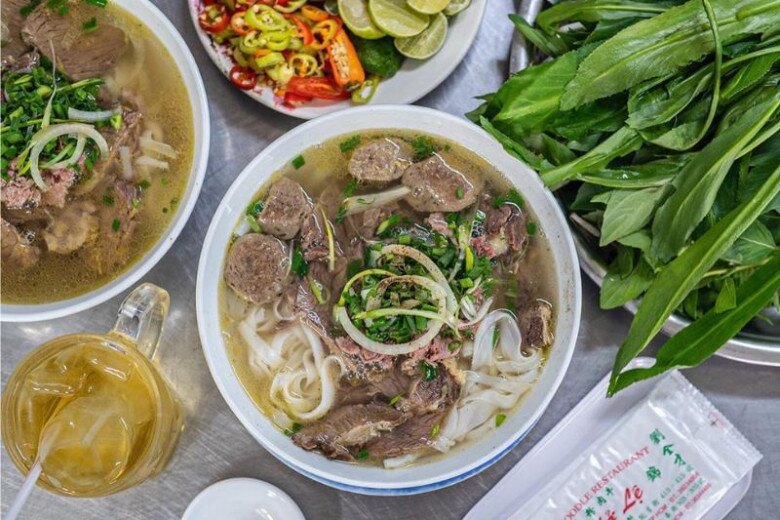 5 quán phở hàng chục năm tuổi ở Sài Gòn, hội cú đêm mê mẩn, hương vị gia truyền hút khách nườm nượp   - 1