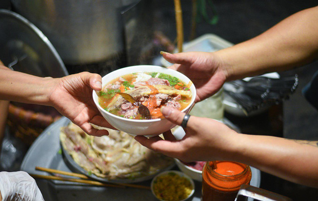 Thưởng thức đặc sản phở đêm Hà Nội ở 5 địa chỉ nổi tiếng, có quán ban ngày khách thèm mấy cũng không bán - 1