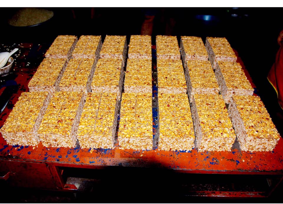 Món bánh đặc sản vùng cao nghe tên cực lạ, là biểu tượng của sự mến khách với giá rẻ bất ngờ  - 2